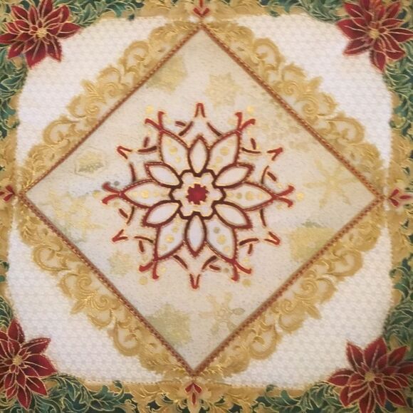 NWT. Hand Crafted Gorgeous Metallic Quilted Holiday Runner. REVERSIBLE - Picture 12 of 12